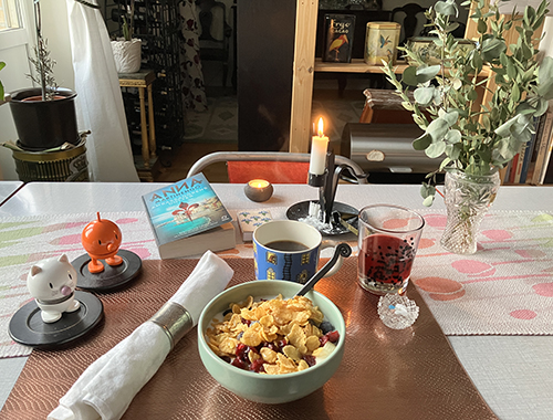 Torsdagsfrukost med levande ljus trots ljus morgon Hopptisarna Ambassadörens dotter