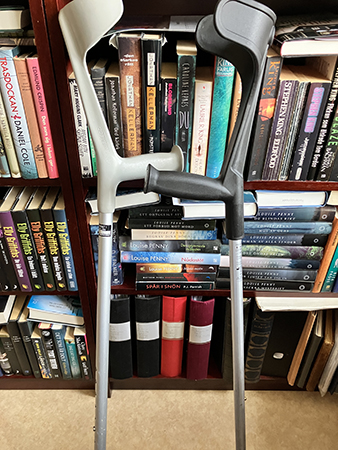 Två kryckor en grå o en svart