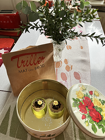 Två Noisette i kakburken och grönt i vasen på köksbordet