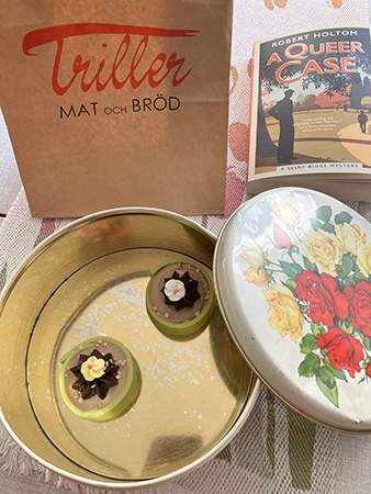 Två Noisette Trillerpåse o boken A queer case