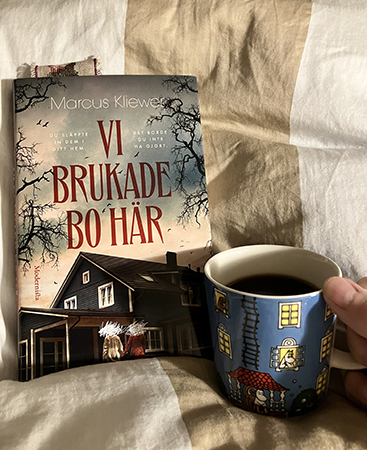 Vi brukade bo här och kaffe på sängen i Muminhusmugg Vi brukade bo här och kaffe på sängen i Muminhusmugg