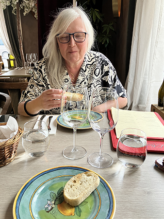 Anna äter bröd med olivolja och salt