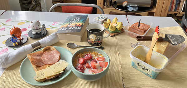 Annandagsfrukost med Hopptisarna rostat bröd flingor o mjölk jordgubar och The day of the roaring