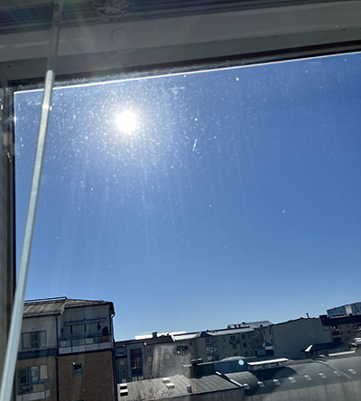 Aprilsol på blå himmel