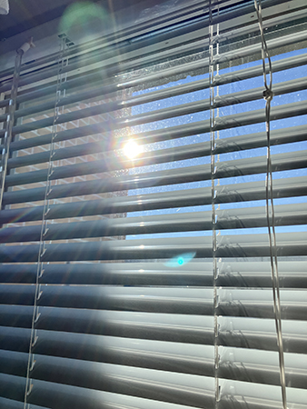 Aprilsolen genom persiennerna