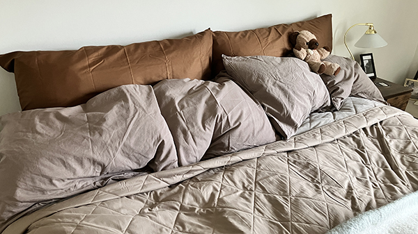 Bäddat med fyra normalastora kuddar o två stora med nya bruna örngott