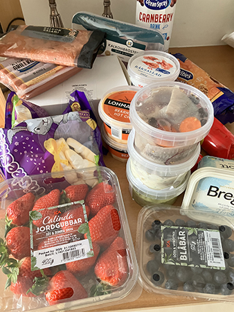 Bär sillar sås räksallad påskgodis korv kalkon Bregott kex tranbärsdryck smg i kartong