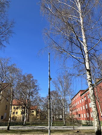 Blå aprilhimmel på St Olofsgatan