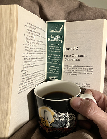 Bokuppslag kapitel 32 English Bookshop bokmärke o kaffe på sängen