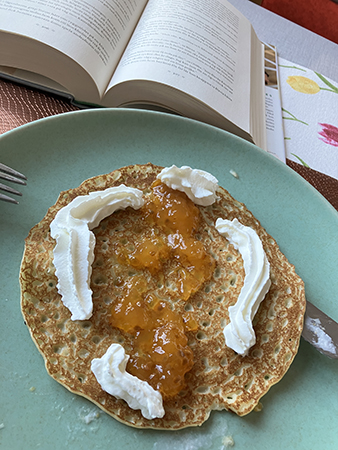 Bokuppslag och pannkaka fri konst i sprejgrädde o hjortronsylt