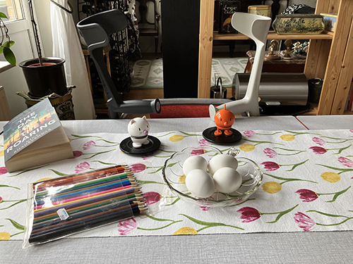 Färgpennor fyra vita ägg Hopptisarna och kryckor