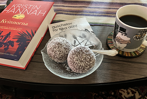 Fika med chokladbollar o boken Kvinnorna