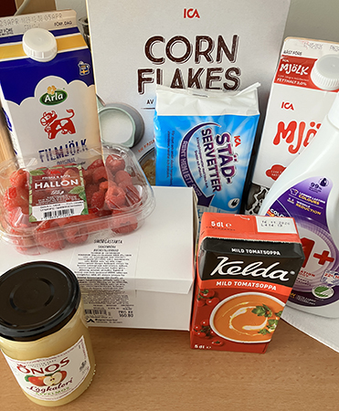 Fil flingor städservetter bär soppa mjölk smörgåstårta i kartong äpplemos tvättmedel