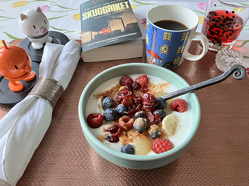 Fil med bärfrukost med Hopptisarna och Skuggriket Fil med bärfrukost med Hopptisarna och Skuggriket