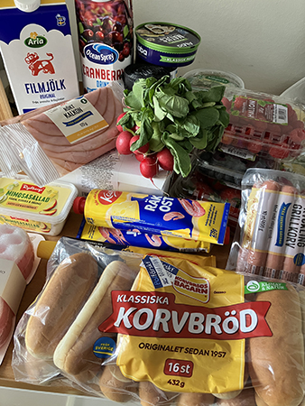 Fil tranbärsdryck sill saltgurka rädisor bär räkost mimosasallad korv korvbröd senap mimosasallad kallskuret smörgåstårta