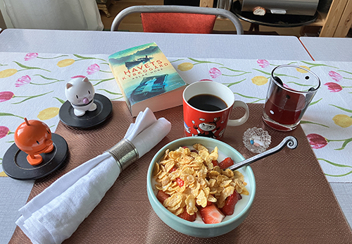 Filfrukost med flingor o bär Hopptisarna och Havets kyrkogård