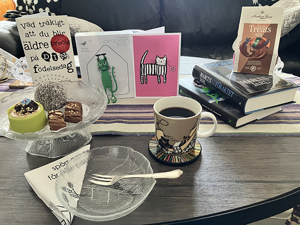 Födelsedagsfika med Noisette cocosboll och småkakor