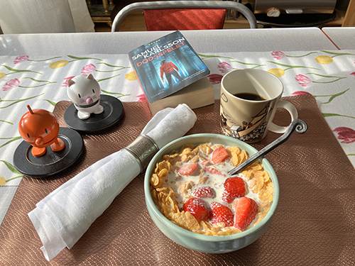 Födelsedagsfrukost med familjen flingor o mjölk jordgubbar Hopptisarna Dödsspelet kaffe