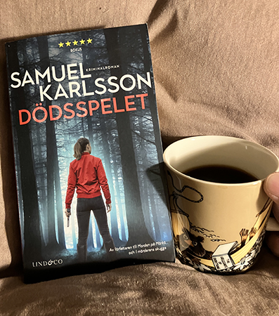 Födelsedagsläsning av Dödsspelet o kaffe på sängen