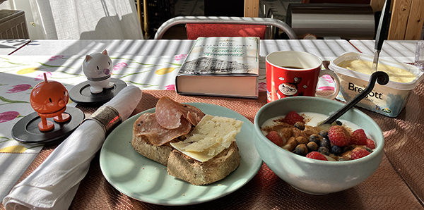 Fredagsfrukost vid soligt köksbord med Hopptisarna o Väninnorna på NK Fredagsfrukost vid soligt köksbord med Hopptisarna o Väninnorna på NK