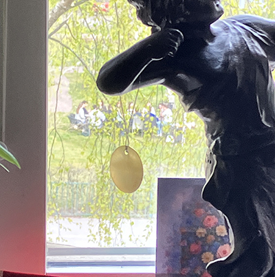 Frukost i trädgården mitt emot sista april 2026