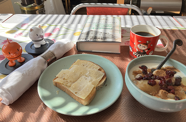 Frukost med Hopptisarna Vänninorna på NK rostat bröd o fil med bär o kanel