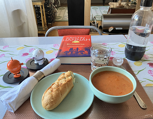 Gazpacho en halv minibaguette Hopptisarna Kvinnorna
