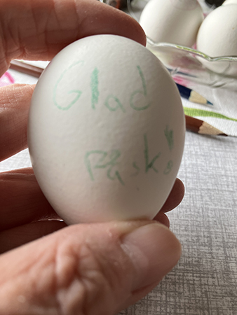 Glad påsk på ett ägg som jag håller