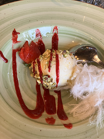 Glassdessert på Byblos med rosenvatten o Citrushår