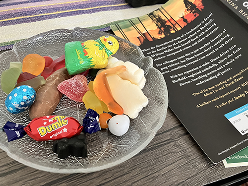 Godis och bok på vardagsrumsbordet