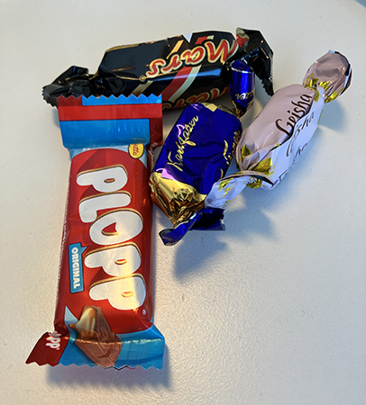 Godis på jobbskrivbordet
