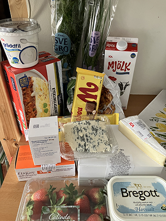 Gräddfil gräslök dill mjölk choklad kycklinglasagne ostar smörgåstårta i kartong jordgubbar Bregott mediciner