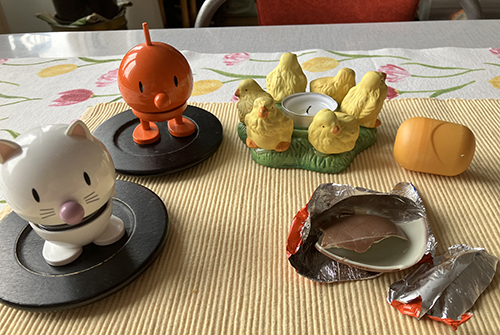 Hopptisarna kycklingljusstake och halva Kinderegget i choklad uppätet