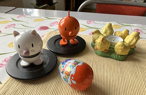 Hopptisarna kycklingljusstake och Kinderegg