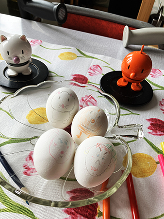 Hopptisarna med fyra målade ägg