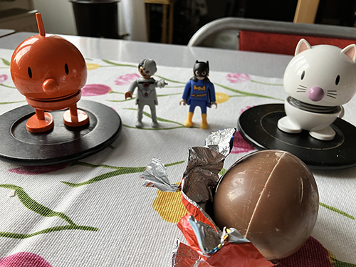 Hopptisarna o två Kindereggfigurer o chokladägg