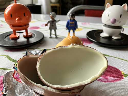 Hopptisarna o två Kindereggfigurer o delat chokladägg