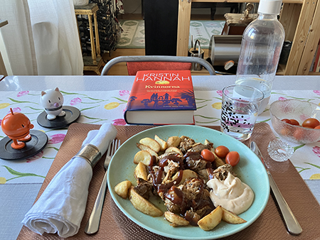 Hopptisarna och Kvinnorna med pulled chicken klyftor tomater sås vatten