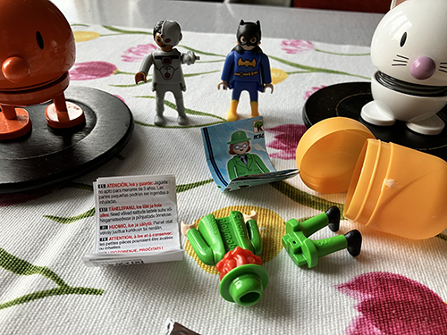 Hopptisarna två Kindereggfigurer o en figur som ska monteras