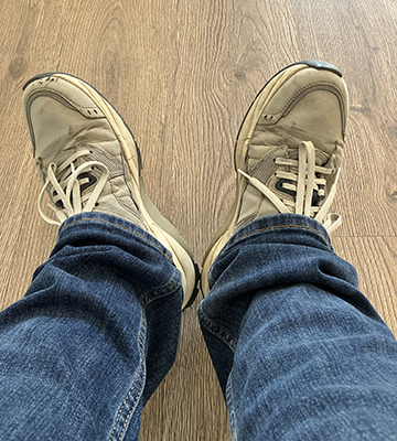 Jeansben o fötter i väntrummet utan kryckor