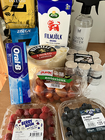 Kaffe fil linnevatten tandkräm ost bär tomater ljus