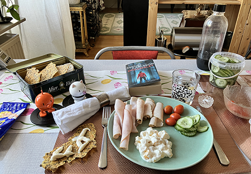 Kallskuren kalkon och kyckling mimosasallad saltgurka tomater knäcke med räkost Hopptisarna o Dödsspelet