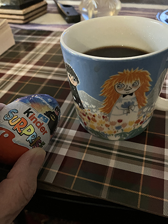Kinderegg och kaffemugg