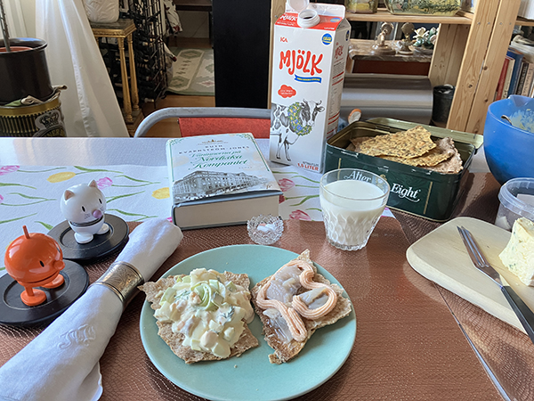 Knäcke med Alséns röra o sill o kaviar Hopptisarna Väninnorna på NK