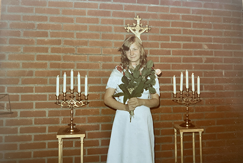 Konfirmand i vitt inkl kjol 1976