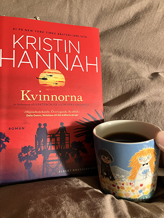 Kvinnorna och kaffe på sängen ur min första Muminmugg