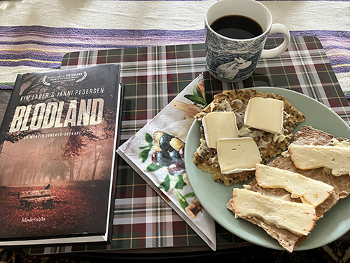 Långfredagsfika med Blodland fröknäcke med ost o kaffe