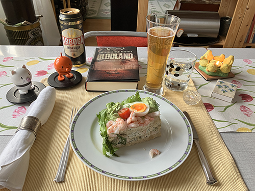 Långfredagsmiddag smörgåstårta med Hopptisarna extra stark öl o Blodland