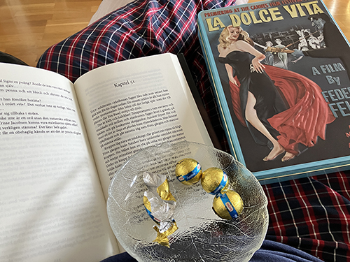 Läsning och söt italiensk choklad