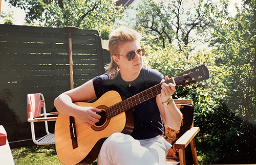 Lirar gitarr i föräldrarnas trädgård 1987